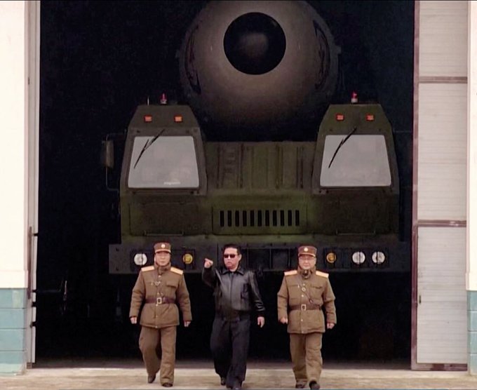 北韓領導人金正恩近期對軍隊和軍需工業下令，加快戰爭準備，以應對美國前所未有的對抗舉動。   圖：翻攝自 Visegrád 24 X（前推特）帳號