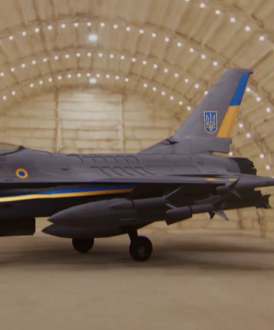 推特網友秀出一架停在機庫哩，尾部畫有烏克蘭標幟的F-16戰機。   圖 : 翻攝自X/ A30B South