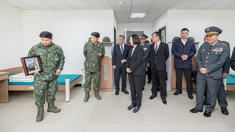 總統蔡英文28日上午前往桃園主持「陸軍育勤營區完工啟用典禮」   圖：總統府提供