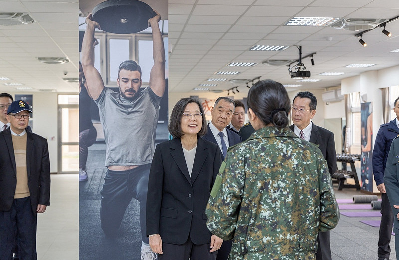 總統蔡英文28日上午前往桃園主持「陸軍育勤營區完工啟用典禮」   圖：總統府提供