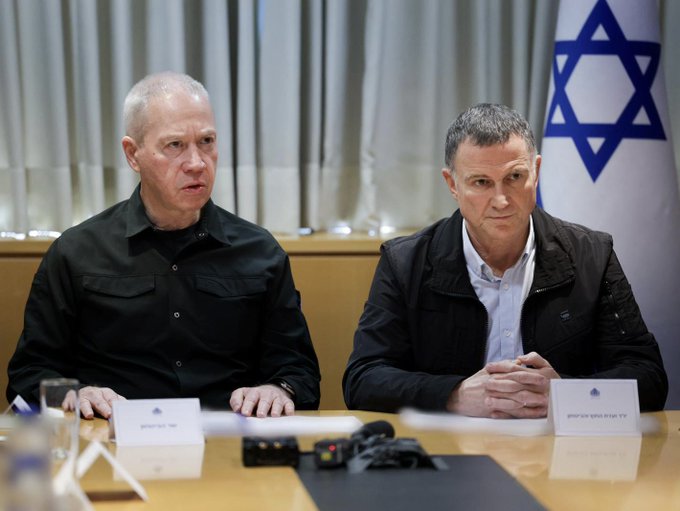 以色列國防部長加蘭特(左) 24 日視察北部邊境的國防軍司令部時表示，自從以色列與黎巴嫩的邊境衝突爆發以來，已經有「大約一半」的真主黨指揮官在黎巴嫩南部被以色列解決。   圖：擷取自Yoav Gallant個人X帳號