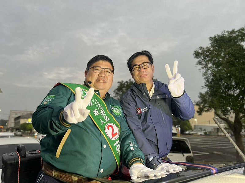 陳其邁(右)陪蔡易餘(左)車掃。   圖：賴清德高雄市競選總部/提供