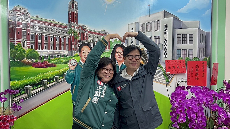陳其邁(右)與王美惠(左)共同比出大愛心。   圖：賴清德高雄市競選總部/提供