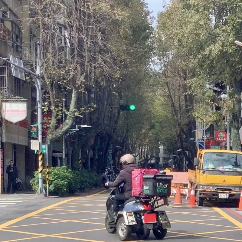 郭倍宏今天在臉書標題寫著：他不是睡北車的遊民，是真實令人辛酸的震驚畫面！   圖／郭倍宏臉書