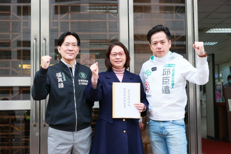民眾黨3位立委張其祿（左起）、賴香伶及邱臣遠。   圖：民眾黨團 / 提供