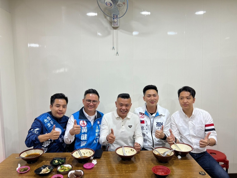 4位國民黨立委候選人與民眾黨市議員江和樹一同吃牛肉麵。   羅廷瑋競總/提供
