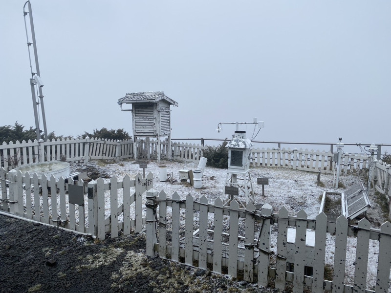 今日玉山最低溫為零下1.6度，大約再7點55分玉山北峰開始下雪，預計一整天幾乎都是陰雨、濃霧天氣。   圖：中央氣象署／提供