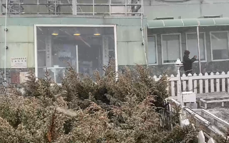 今日上午玉山出現「雨吹雪」的美景,這也是玉山今年入冬以來第2次下雪。 圖:中央氣象署/提供