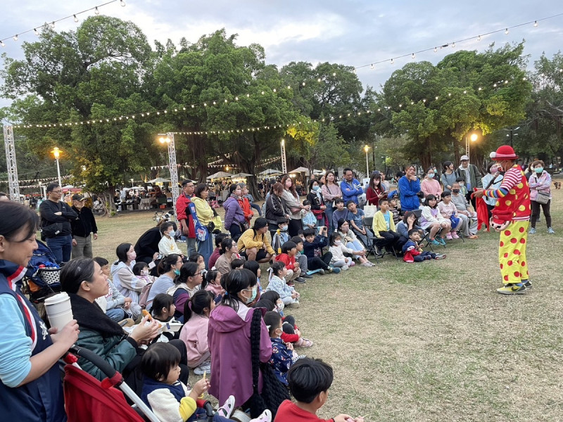 小丑雜耍表演吸引大小朋友圍觀。 圖:高雄市客委會/提供
