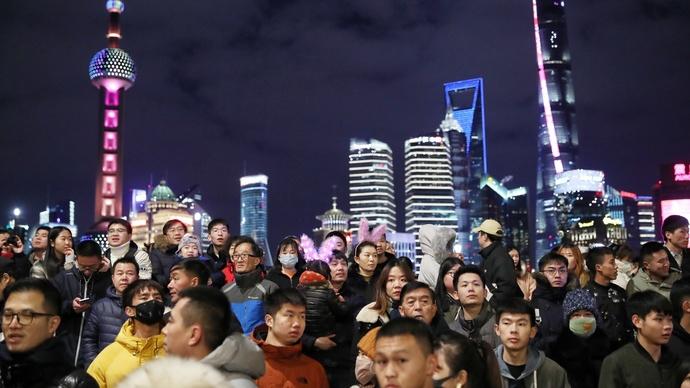 中國各地政府接連宣布今年不舉辦跨年倒數活動，並呼籲民眾盡量不要聚集。圖為過去上海跨年人潮洶湧的示意圖。   圖：翻攝自新浪網