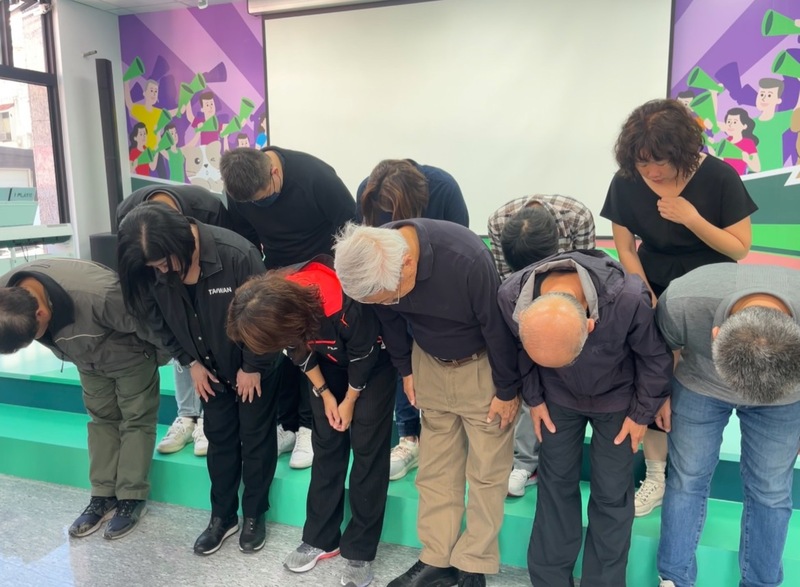 民進黨花蓮立委參選人張美慧競選團隊的工讀生28日無照駕車發生車禍，導致林姓婦人傷重過世，張美慧率團隊31日向死者家屬致哀，並再次向大眾鞠躬道歉。   圖：中央社／張美慧競選辦公室提供