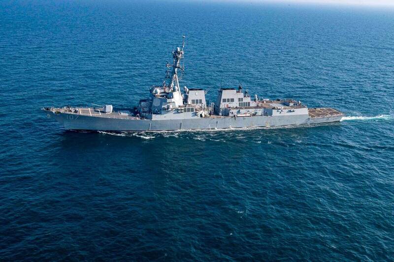 美國海軍伯克級神盾驅逐艦「格雷夫利號」（USS Gravely）30日在紅海救援遭到襲擊的貨輪，並攔截兩枚由「青年運動」發射的飛彈。   圖：取自美國中央司令部「X」平台帳號