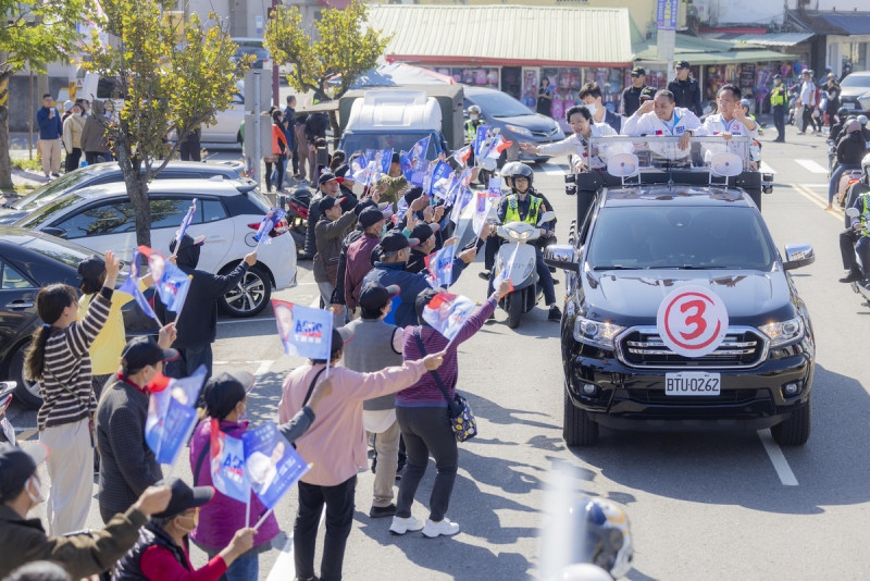 侯友宜在彰化掃街拜票。   圖：侯友宜競辦/提供