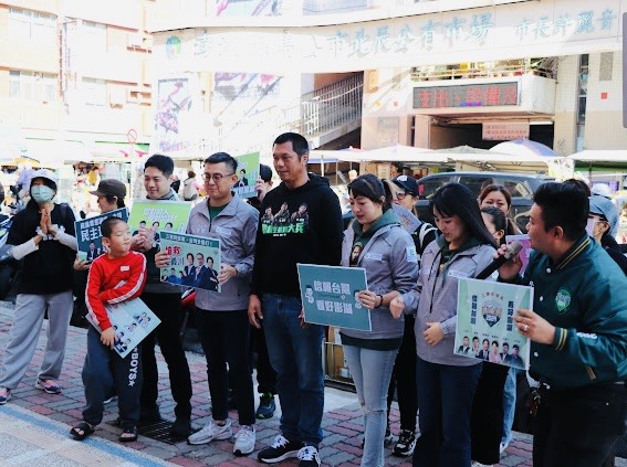  民進黨「搶救王義川」行動前進澎湖北辰市場選前掃街衝刺。   圖：冼義哲提供