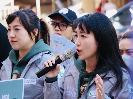 新北市議員山田摩衣（右）、陳乃瑜（左）等人今（31）日跨海助陣，呼籲民眾「3票民進黨挺台灣」。   圖：冼義哲提供
