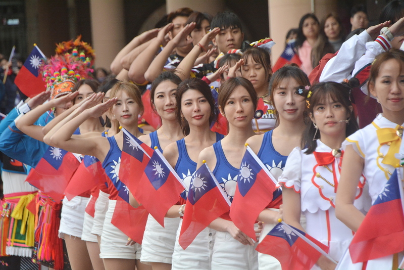 國旗女孩向國旗敬禮。   圖 : 中央社