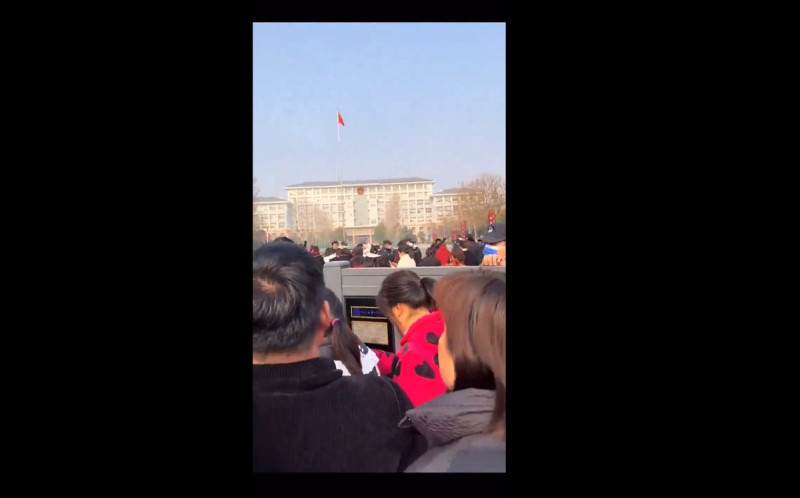 當地時間 28 日，有民眾因為河南商丘男學生被虐致死的案件上街抗議，要求政府公開事實真相。   圖：擷取自Gancheng Wang X帳號分享影片