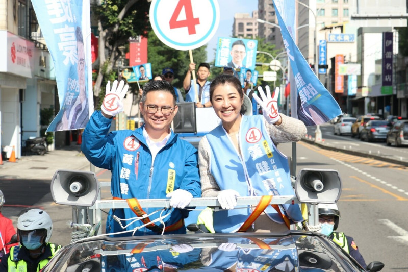 南投縣長許淑華陪同黃健豪車隊掃街。   圖 : 黃健豪競總/提供