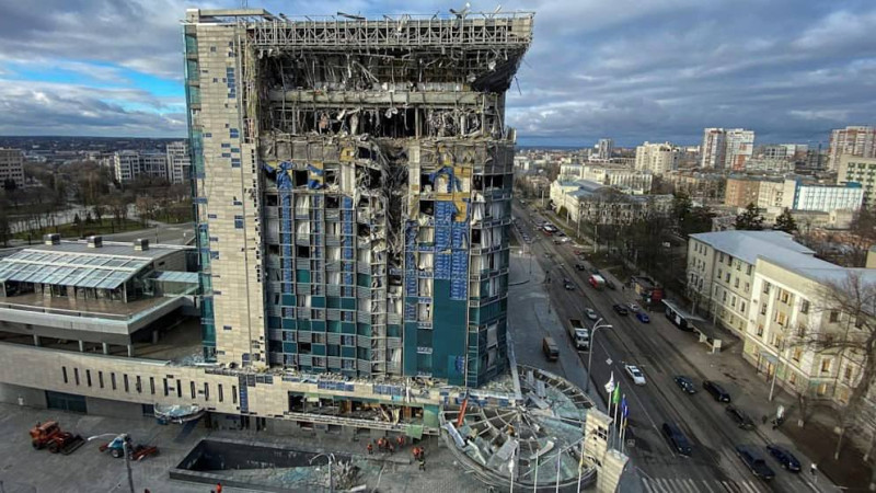  烏克蘭五星級酒店哈爾科夫宮（Kharkiv Palace）30 日遭俄羅斯猛轟，莫斯科指包括軍事指揮官和「外國傭兵」居住其中死傷慘重。 圖：擷自「X」@MyLordBebo 