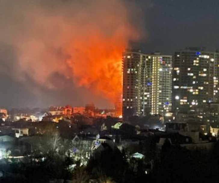 烏克蘭海港城市敖德薩遭到俄軍飛彈攻擊，城區一片火海。   圖 : 翻攝自X (前推特)MAKS23