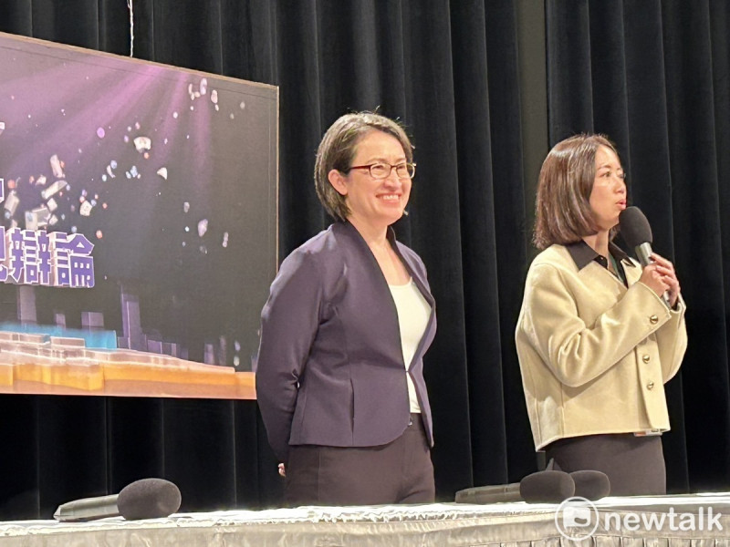 賴競總發言人戴瑋姍陪同蕭美琴(左)出席副總統候選人電視辯論會。   圖：黃宣尹/攝