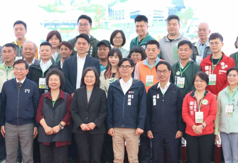 蔡英文(前排左三)、 陳菊(前排左二)、陳其邁(前排中)、李昆澤(前排右三)見證輕軌完工通車。   圖：李昆澤競總/提供