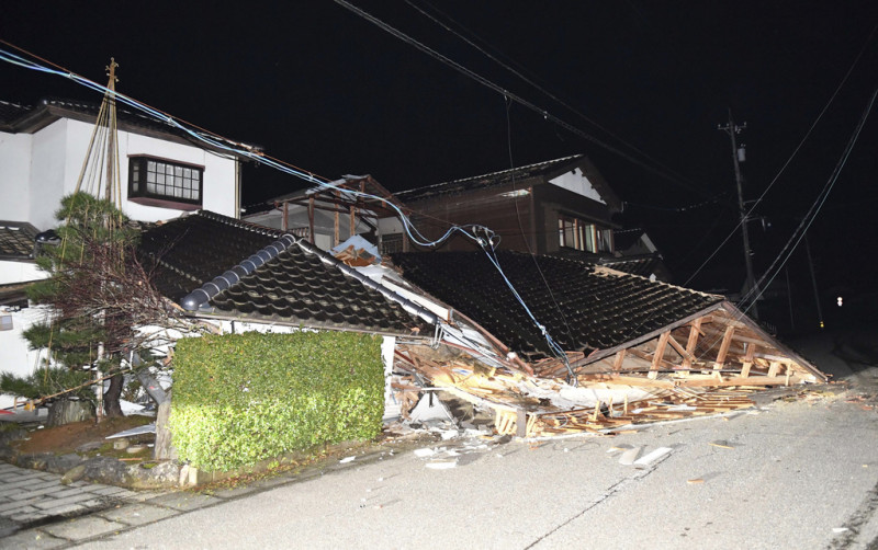 日本能登半島地震，石川縣穴水町部分房屋被毀。   圖：達志影像/美聯社