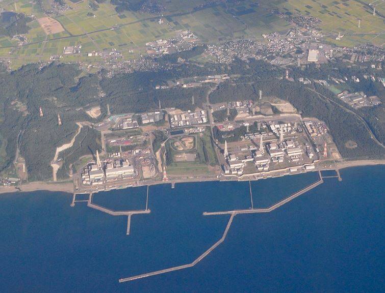 世界最大核電廠之一的新潟縣柏崎刈羽核電廠燃料池水溢出。   圖：翻攝維基百科