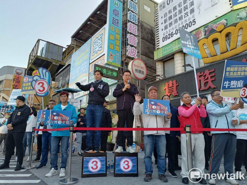 國民黨副總統候選人趙少康與桃園市第一選區立委候選人牛煦庭現身龜山區路口拜票。   圖：林昀真/攝