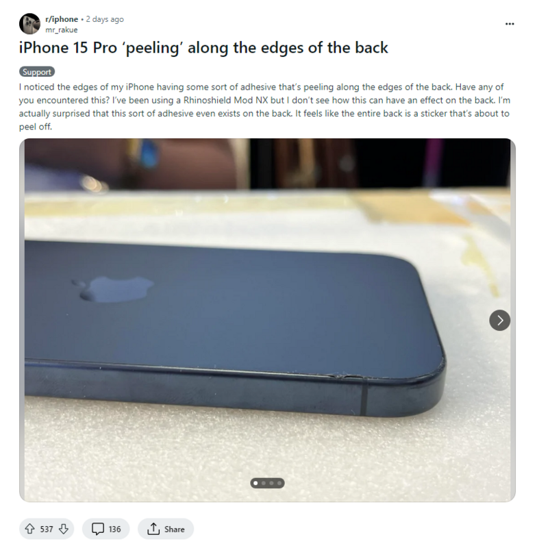 mr_rakue發文中秀出iPhone 15 Pro背蓋漏膠的照片，黏合劑明顯沿着邊緣滲出。   圖：取自Reddit／mr_rakue