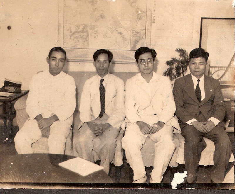 日治時期，張文環（右一）與其他為台灣創作文學的作家合影。（由左至右為：濱田隼雄、龍瑛宗、西川滿、張文環）   圖：翻攝自  維基百科