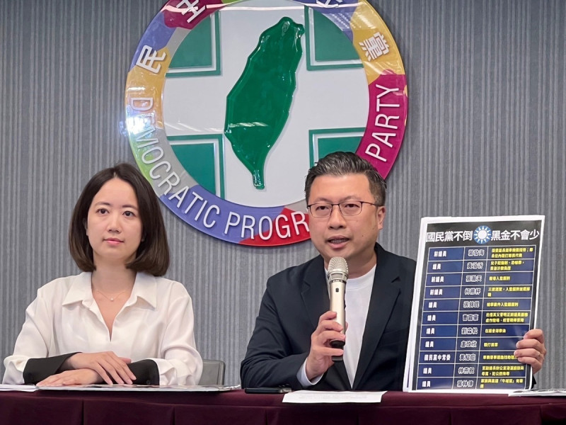 民進黨發言人戴瑋姍、張志豪質疑國民黨有黑背景的候選人全站出來，侯友宜與黑道零距離。   圖：民進黨提供