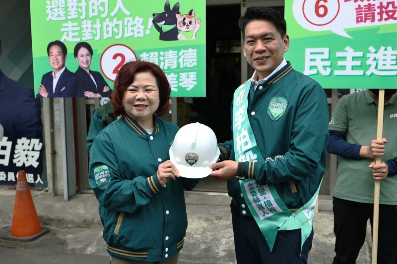 許銘春(左)致贈李柏毅(右)勞工安全帽。   圖：李柏毅競總/提供