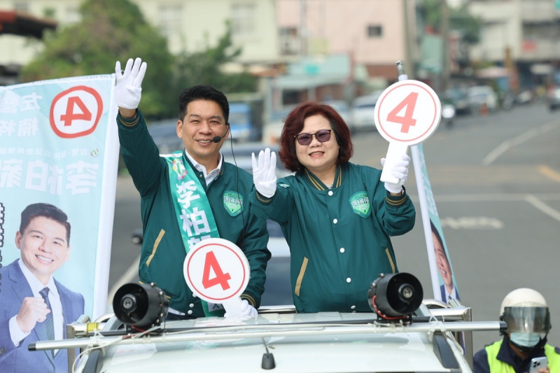 許銘春(右)陪李柏毅(左)車掃。 圖:李柏毅競總/提供