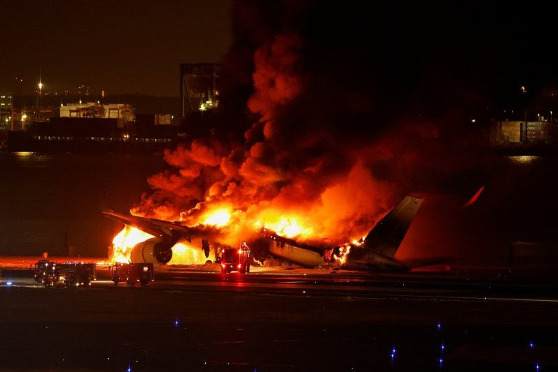 日本東京羽田機場跑道今 ( 2 ) 日下午發生火災。一架日本航空飛機在降落時機腹著地起火爆炸。   圖 : 達志影像/路透社