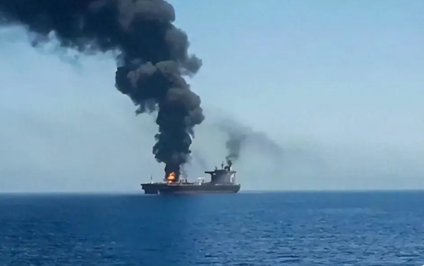 在紅海遭到胡塞組織攻擊的印度油輪。   圖 : 翻攝自騰訊網/秦蓁