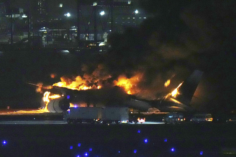 日本東京羽田機場發生飛機在跑道上起火燃燒的意外事件。事件一共造成 5 名海上保安廳飛機上的成員死亡。   圖：達志影像/美聯社