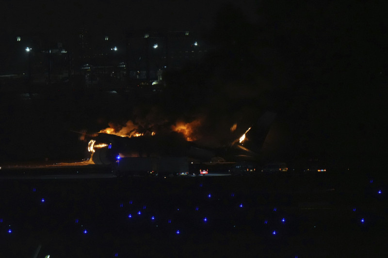 日本東京羽田機場發生飛機在跑道上起火燃燒的意外事件。疑似是在空中與日本海上保安廳的飛機發生擦撞，以致於無法順利降落而發生的意外。   圖：達志影像/美聯社
