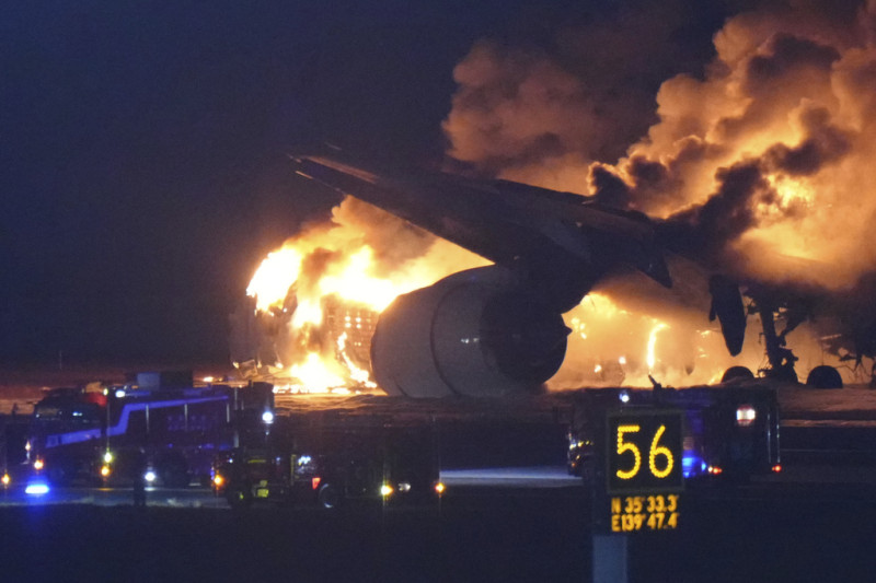 日本東京羽田機場一架日本航空班機，在著陸時撞上了海上保安廳飛機，兩架飛機在跑道上起火爆炸燃燒，熊熊大火吞沒了日航班機機身。   圖：達志影像/美聯社