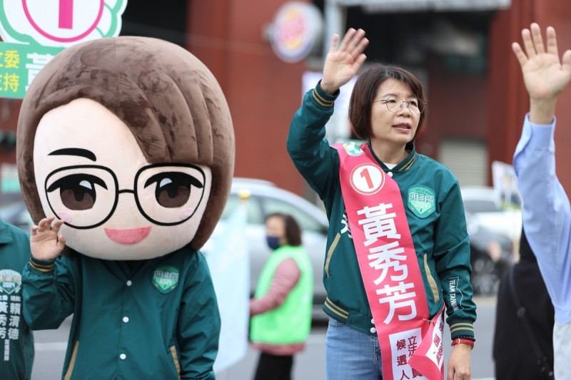 黃秀芳今天上午由縣議員莊陞漢、縣議員李成濟、縣議員許雅琳、縣議員楊子賢、縣議員黃柏瑜及競總榮譽主委吳澄第醫師、牙醫師黃人修及賴清德彰化競總總幹事林世賢等黨公職陪同，一早7點就在八卦山牌樓路口向民眾揮手致意，爭取選民支持。   圖：取自黃秀芳臉書粉專。