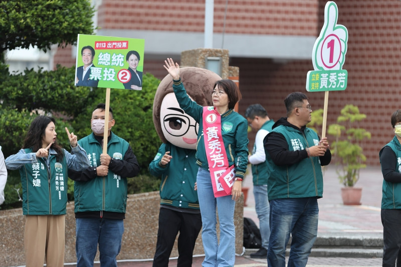 黃秀芳在八卦山牌樓路口拜票,可愛的「秀芳娃娃」頭偶也再次出動,吸引路過民眾目光。 圖:取自黃秀芳臉書粉專。
