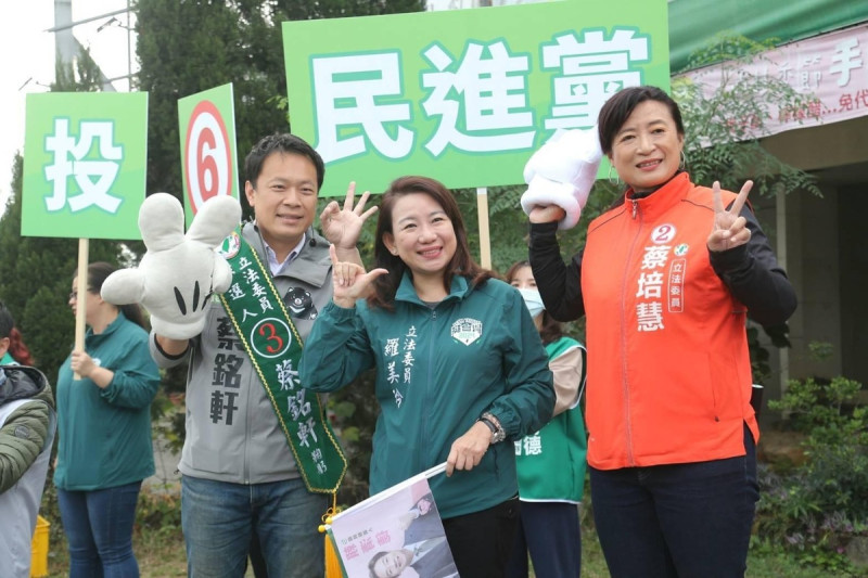 民進黨南投縣第1選舉區（烏溪線）立委候選人蔡銘軒（圖左）、第2選區（濁水溪線）立委候選人蔡培慧（圖右）、不分區立委羅美玲（圖中）。   圖：取自蔡銘軒臉書