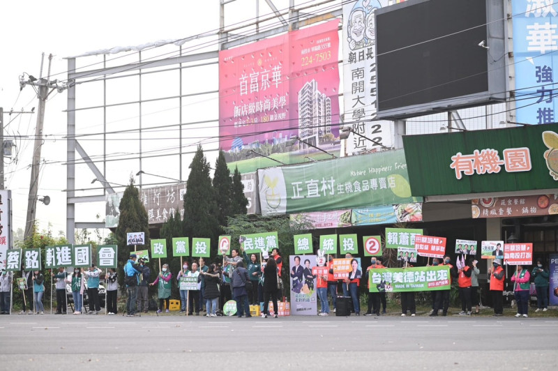 民進黨「台灣美德站出來」今日號召各選區候選人,同步在全國1000個路口啟動催票行動。 圖:取自蔡銘軒臉書