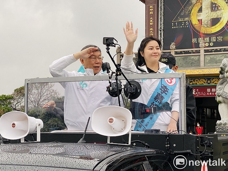 民眾黨總統候選人柯文哲與黨籍桃園市立委候選人李慕妍。   圖：周煊惠 / 攝