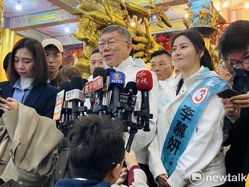 民眾黨總統候選人柯文哲與黨籍桃園市立委候選人李慕妍。   圖：周煊惠 / 攝
