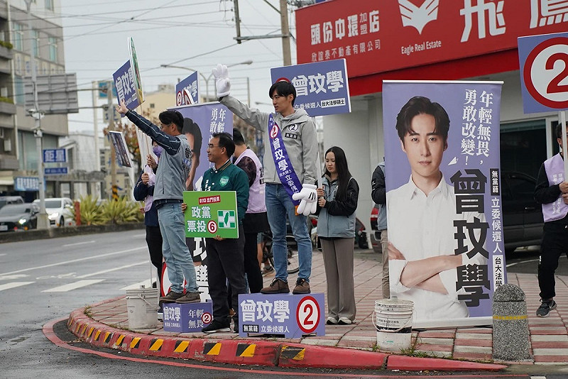 與民進黨合作的苗栗縣第二選區山線立委候選人曾玟學，在選區交界的頭份市中央路、永貞路路口的頭份端向鄉親拜票。   圖：取自曾玟學臉書粉專。
