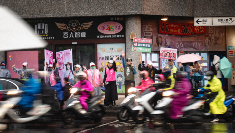 選戰倒數，蘇巧慧響應民進黨「台灣美德站出來」全國串聯活動，站路口向鄉親催票。   圖：蘇巧慧辦公室提供