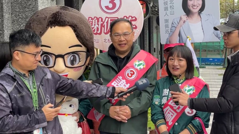 民進黨不分區立委候選人王義川陪同台北市第3選區（中山、北松山）立委候選人謝佩芬前往台北市濱江市場掃街拜票。   圖：取自謝佩芬臉書