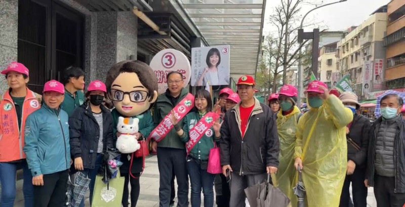 民進黨不分區立委候選人王義川陪同台北市第3選區(中山、北松山)立委候選人謝佩芬前往台北市濱江市場掃街拜票。 圖:取自謝佩芬臉書