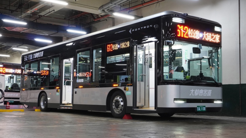 今天也公開了15輛新機型的電動公車，即日起投入北市277及612路線。   圖： 台北市公共運輸處／提供